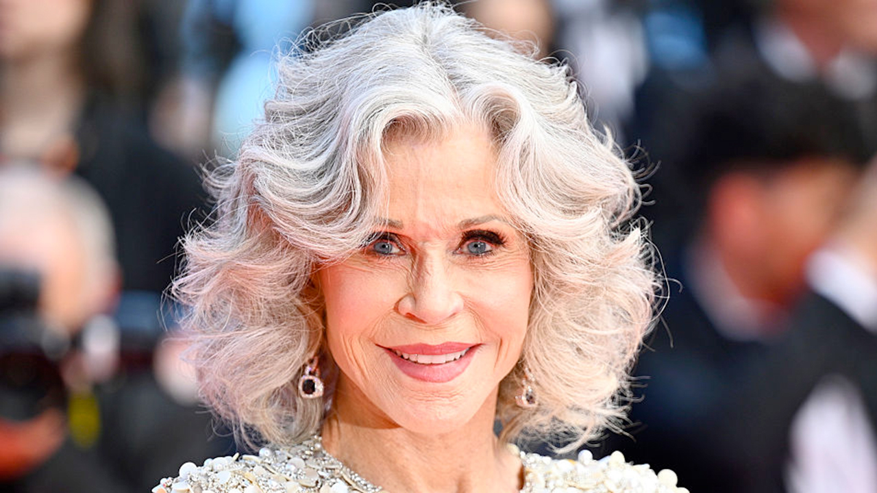 El cabello gris blanco y natural tiene necesidades específicas: desde
