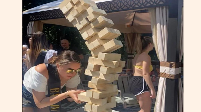 El comisionado de la SEC, Crenshaw, arranca la 'Jenga reguladora'