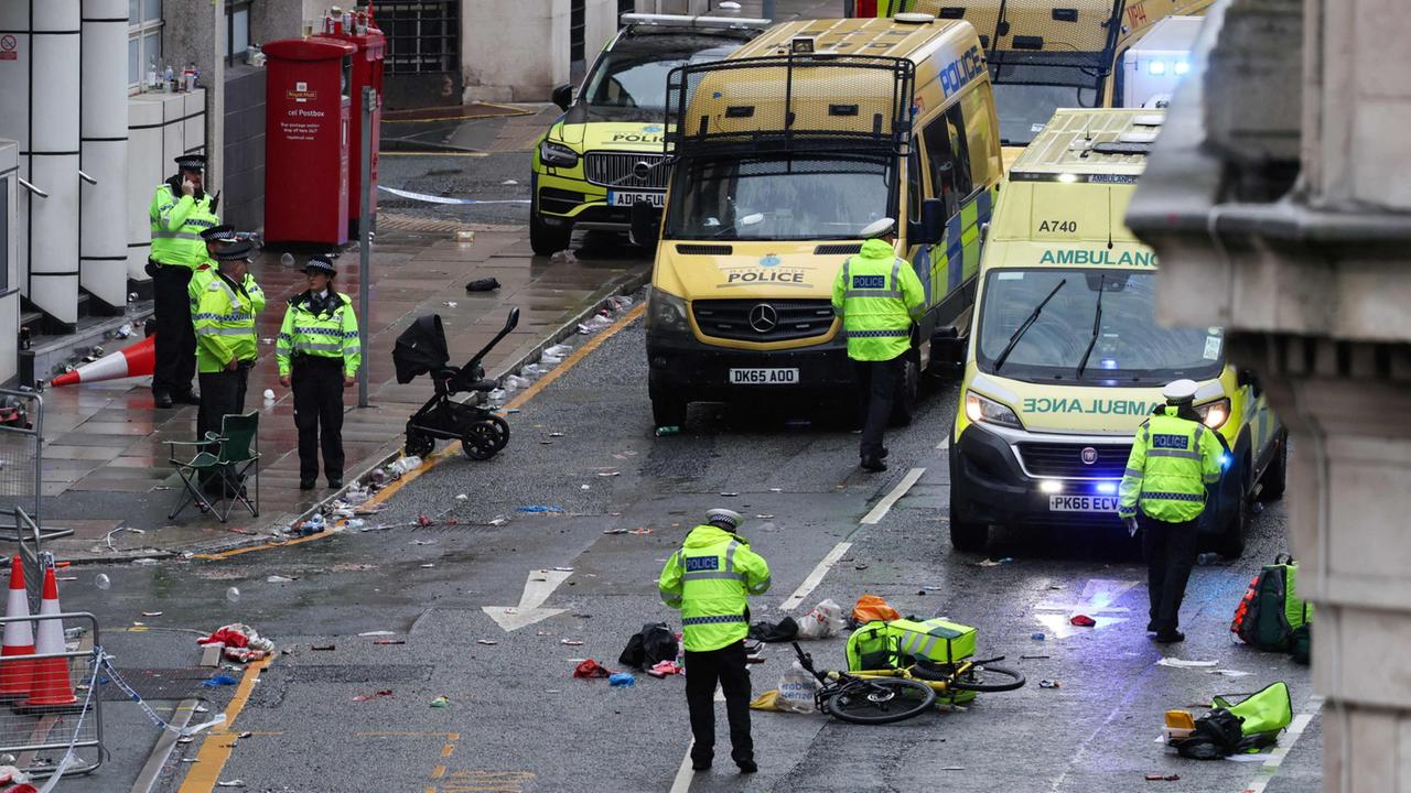 El conductor conduce a una multitud en Liverpool