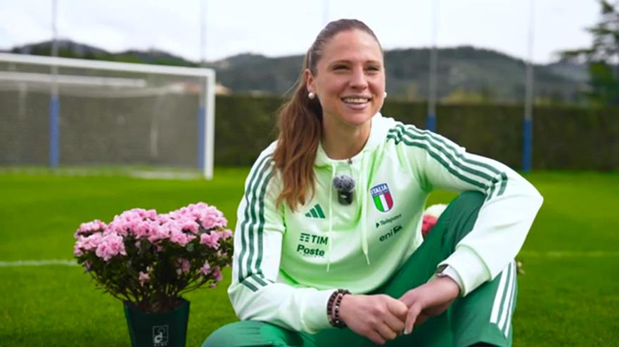 El equipo nacional de fútbol femenino junto con la Fundación