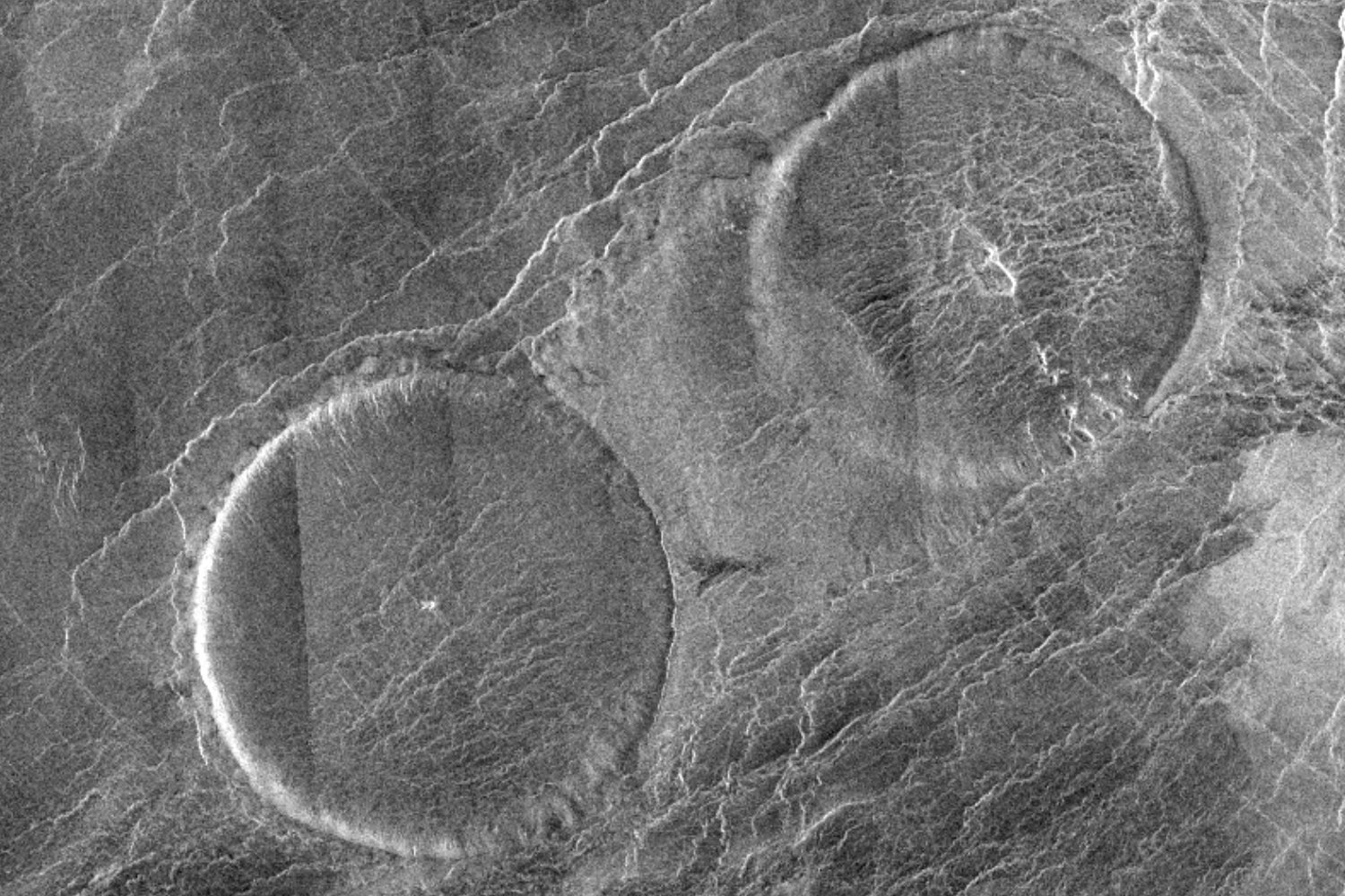 El extraño secreto detrás de los volcanes en forma de