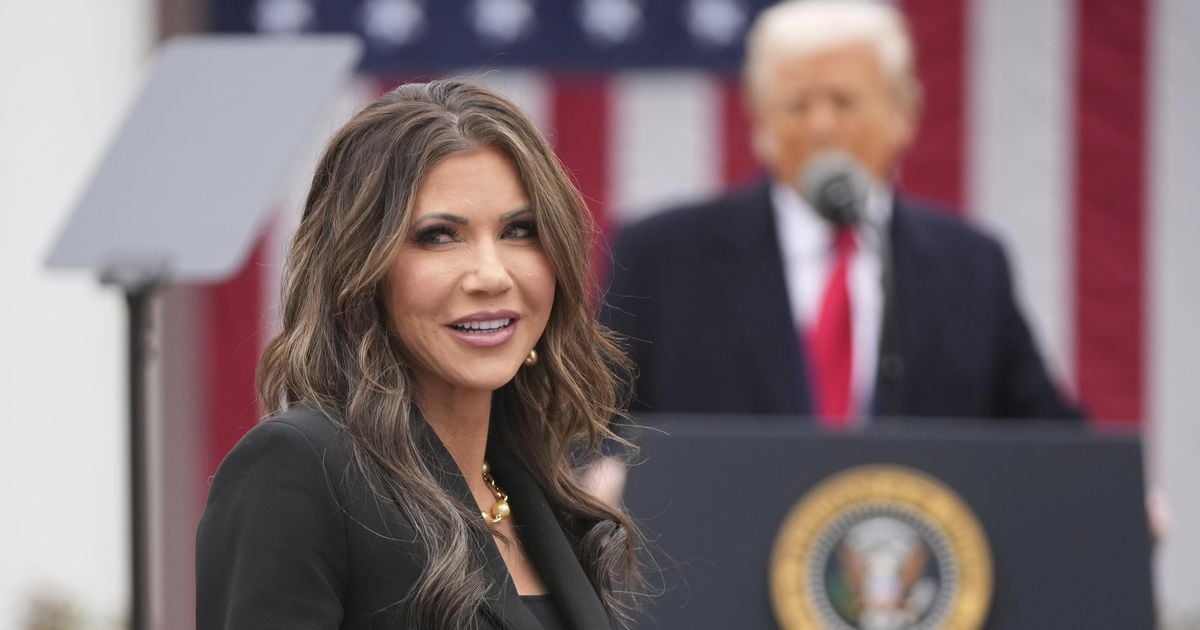 El gobierno de los Estados Unidos paga a los migrantes