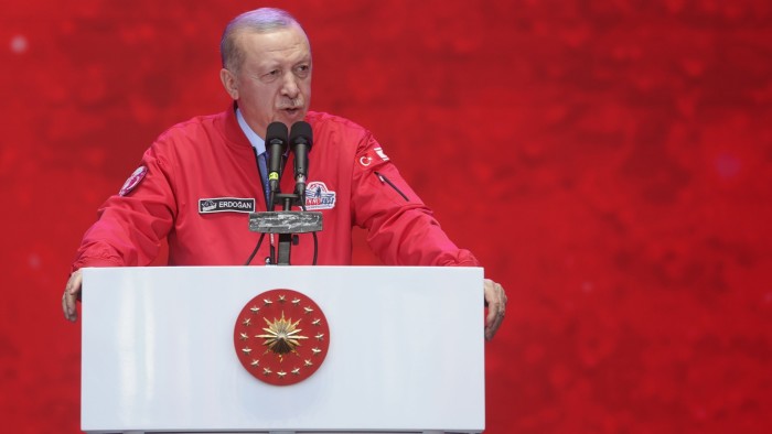 El grupo militante kurdo PKK dice que se disolverá y