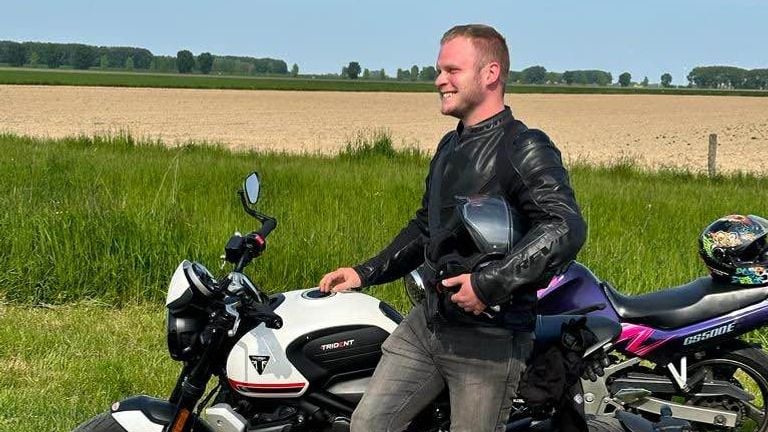Rick con su motocicleta.