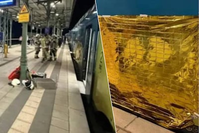 El hombre busca a los airpods caídos en el tren