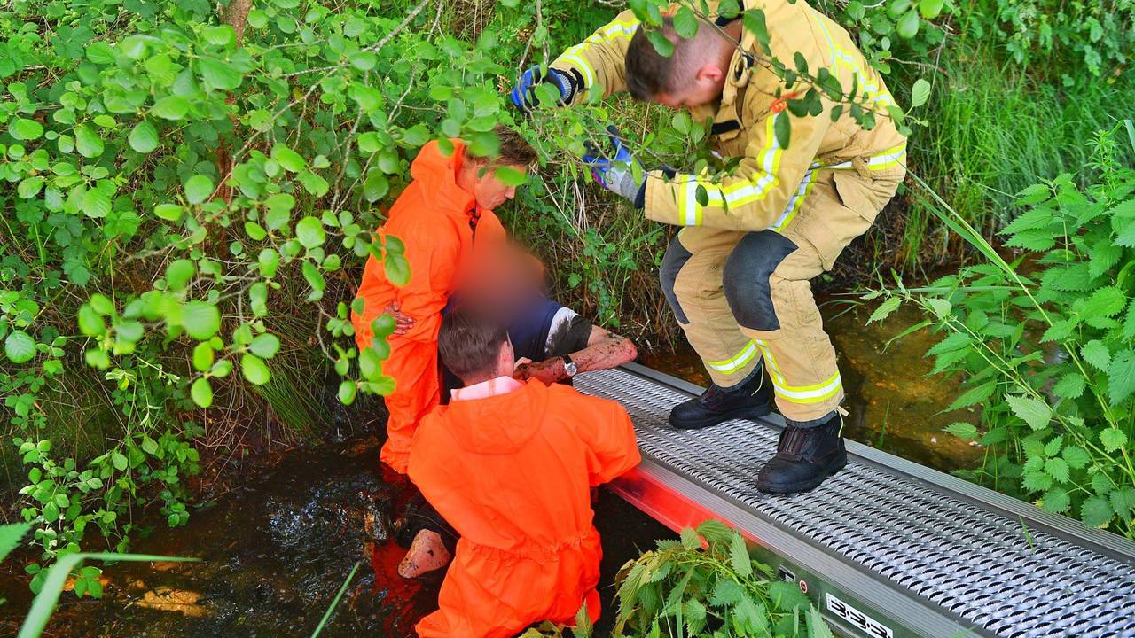 El hombre cae en la zanja con un caminante, la