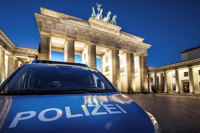 El hombre pone a un oficial de policía en Berlín