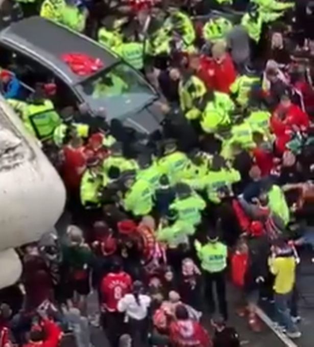 Los testigos oculares dijeron que vieron el auto conducir a través de la multitud en el Desfile de la Victoria del Liverpool FC