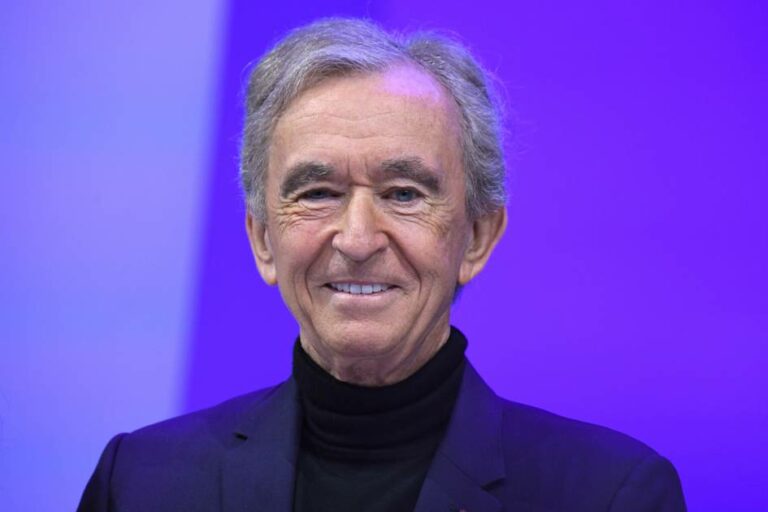 El jefe de LVMH, Arnault critica los planes fiscales en