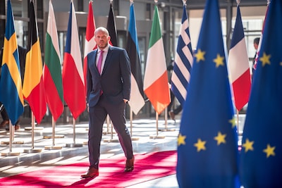 El ministro de Defensa, Francken, defiende la actitud abierta hacia