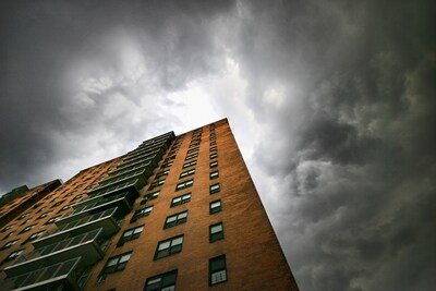 El niño de dos años sobrevive el decimoquinto piso en