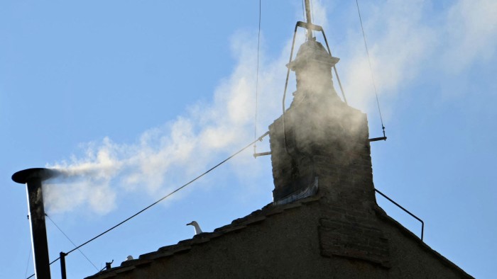 El nuevo Papa elegido como el humo blanco aparece sobre