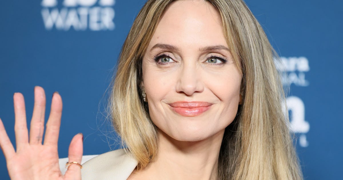 El pequeño vestido negro de Angelina Jolie está tan inspirado