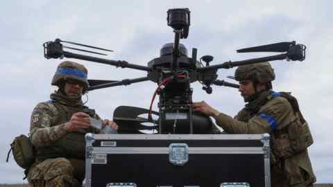 Los militares ucranianos de la 25ª Brigada Aerotransportada adjunta pequeñas bombas de aire a un dron de vampiro