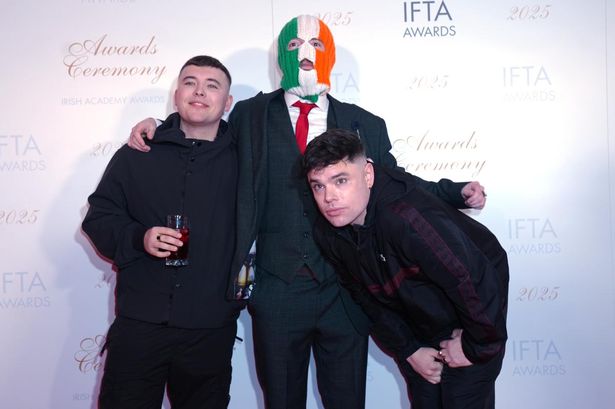 Kneecap, Liam Og O Hannaigh (Mo Chara), JJ Odochartaigh (Adj Provai) y Naoise O Caireallain (Moglai Bap)