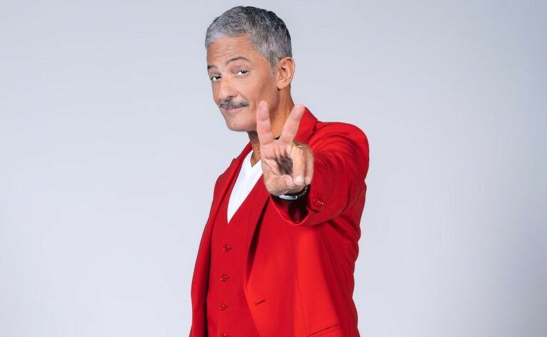 El showman reaviva los micrófonos con un espectáculo de la