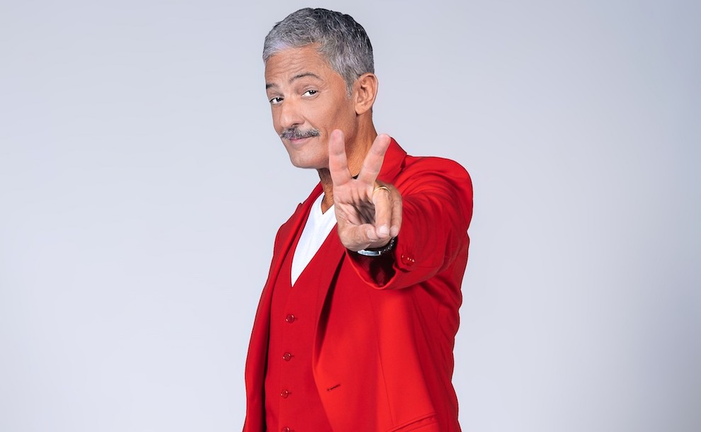El showman reaviva los micrófonos con un espectáculo de la
