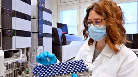 Un estudiante de doctorado en el Instituto Max-Planck en Jena, Alemania, examina varias muestras en el laboratorio