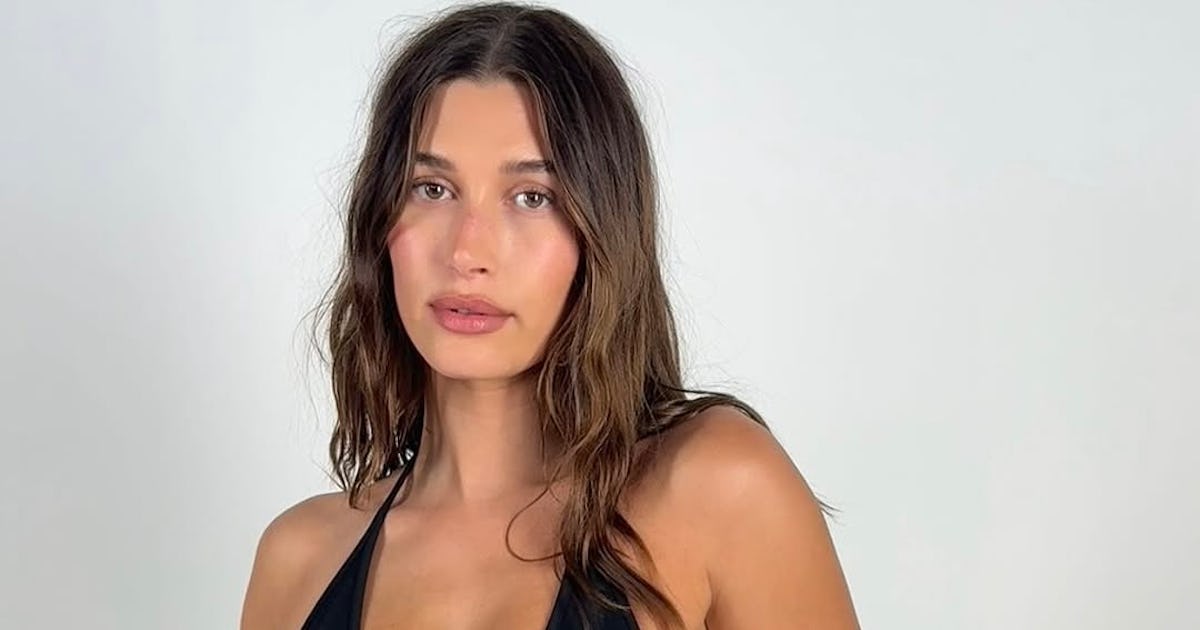 El vestido de reloj reciclado de Hailey Bieber debutó en