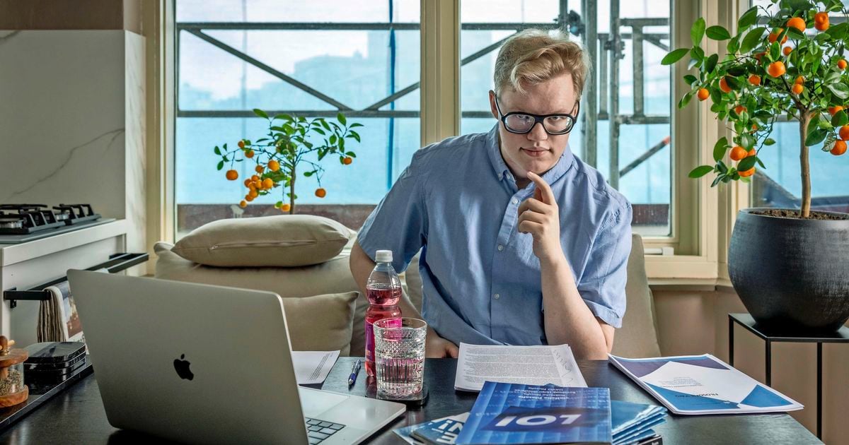 Elijah (21) tiene autismo y, por lo tanto, puede tomar