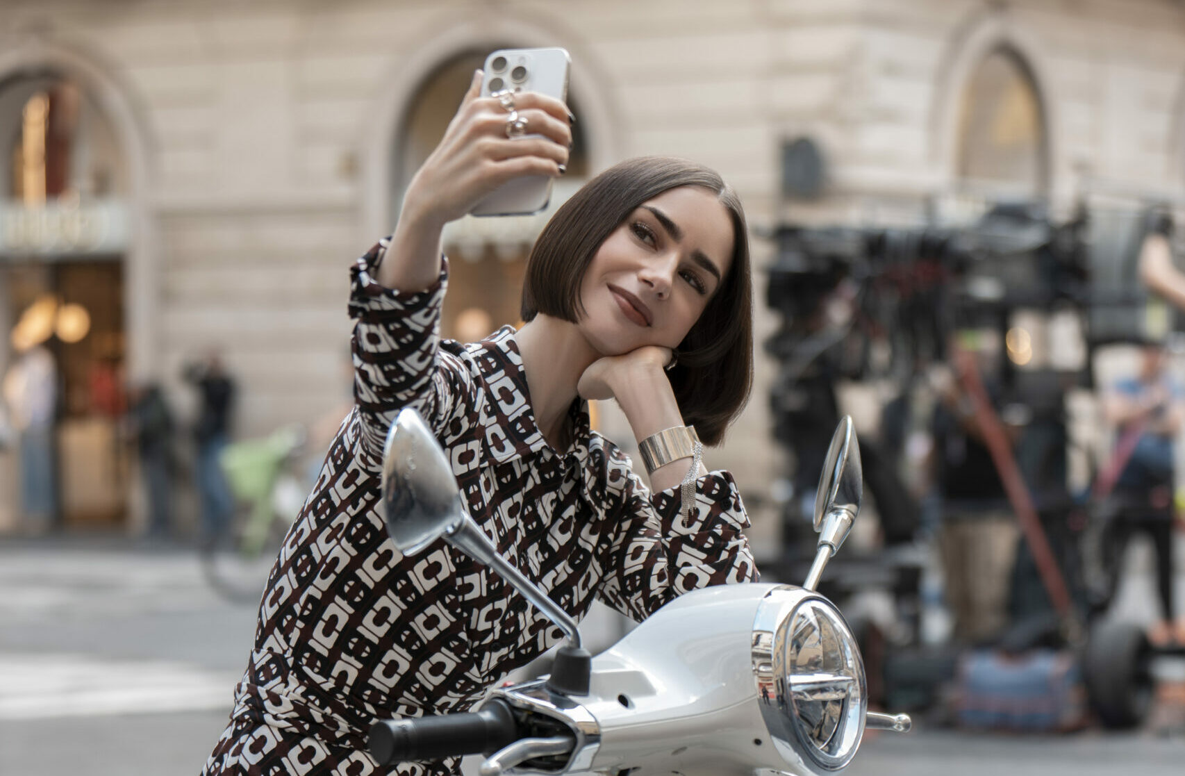 "Emily in Paris": el elección del Papa lleva la producción