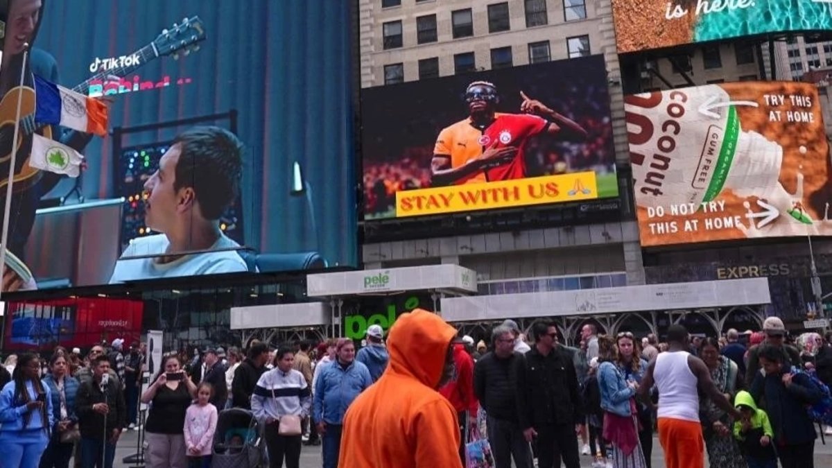 En Times Square a Victor Osimhen "Quédate con nosotros" mensaje