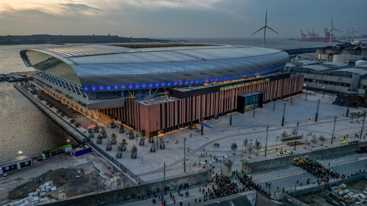 Escuche en la caja. Los nuevos estadios ingleses. Las espuelas