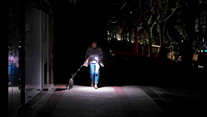 España sondea debilidades cibernéticas en pequeñas centrales eléctricas después del