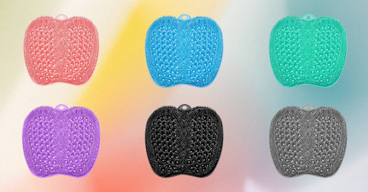 Esta ducha Doo-Dad puede limpiar tus pies sin hacerte doblar