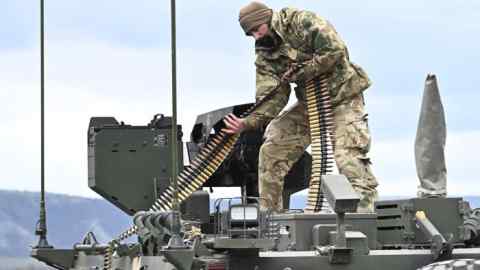 Un soldado repone las municiones en un vehículo de combate durante el ejercicio de Milex en Hungría de la UE. La columna vertebral económica de los esfuerzos para reconstruir la capacidad militar europea está expuesta al endurecimiento de las condiciones crediticias