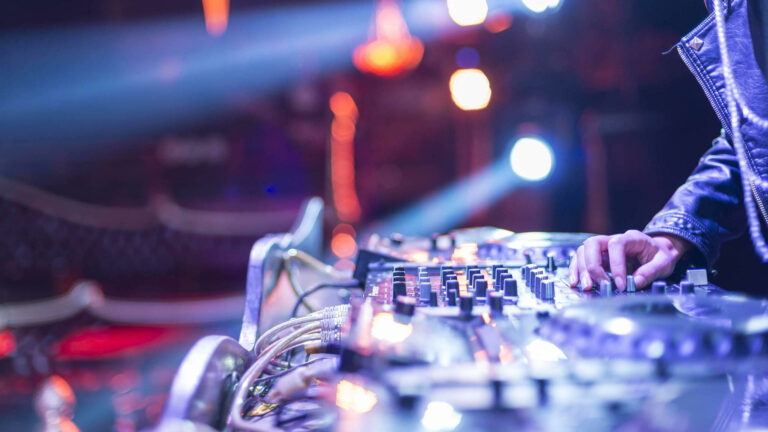 Estos 10 actos llevan el techno al futuro