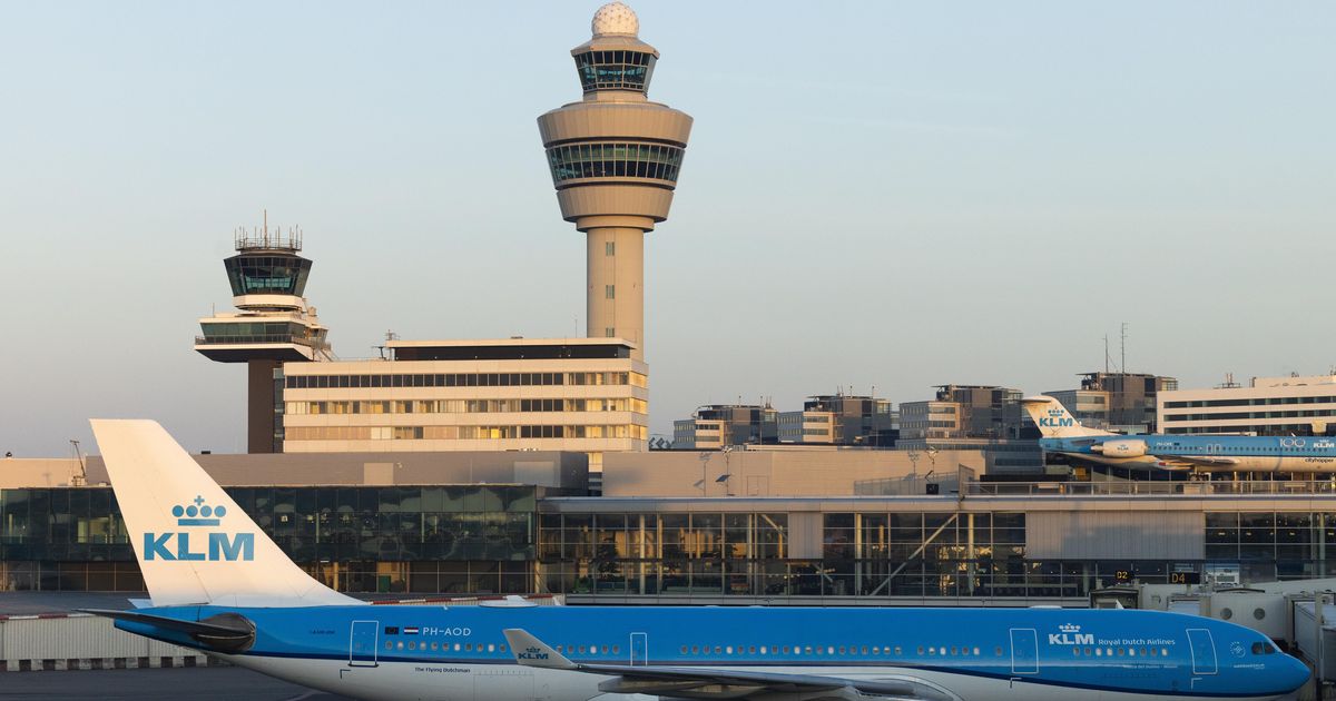 Ex empleado (58) defensa arrestada en Schiphol a la corrupción