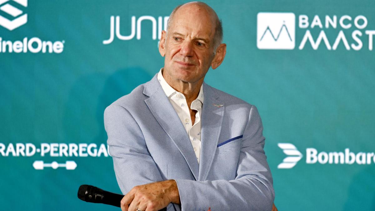 F1, el genio de Newey se revisa en el muro.