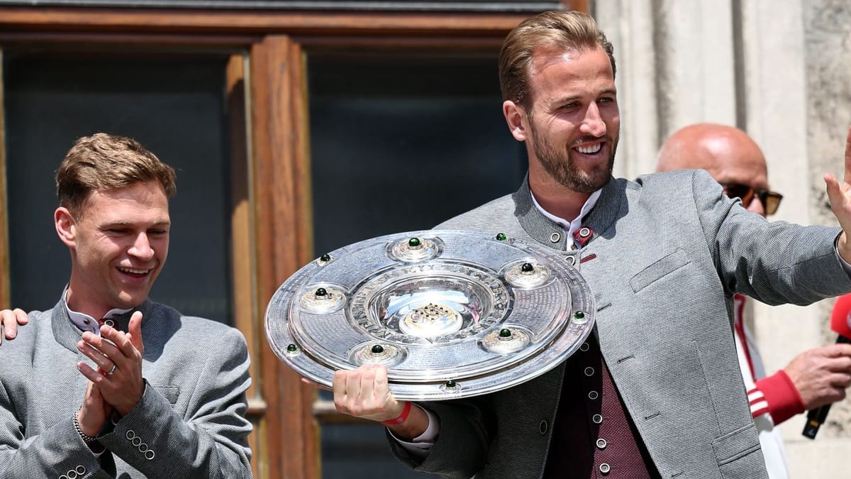 FC Bayern celebra el campeonato - Müller sorpresa con deseos
