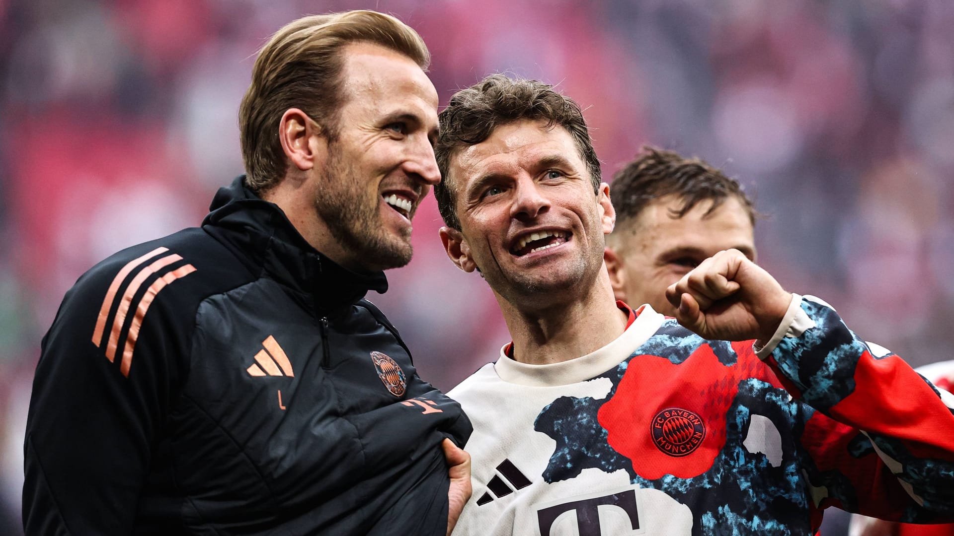 Tensión Pasado: Kane ya está bromeando con Thomas Müller. Tensión Pasado: Kane ya está bromeando con Thomas Müller.