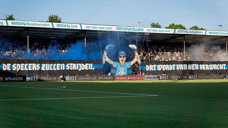 Una acción atmosférica de los partidarios de FC den Bosch. (Foto: Servidores de Kevin/Fotos de naranja)