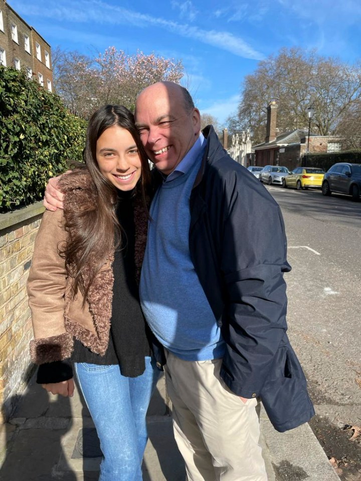 Un hombre y una mujer joven sonriendo por una foto.