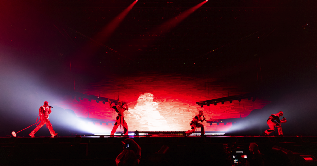 Fans con entusiasmo con entusiasmo sobre Red Sebastian y su