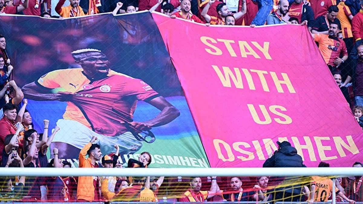 Fans de Galatasaray Osimhen'e 'Quédate con nosotros'.