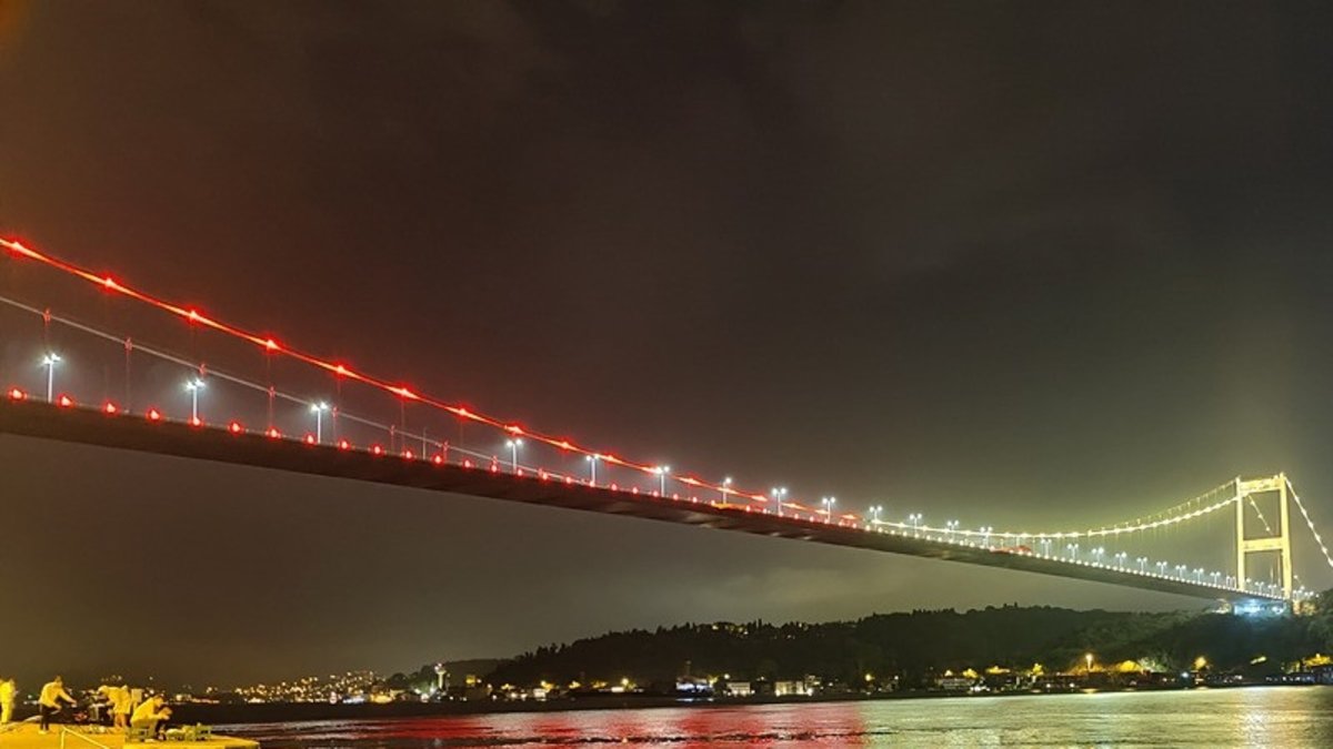 Fatih Sultan Mehmet Bridge se iluminó con colores amarillos y