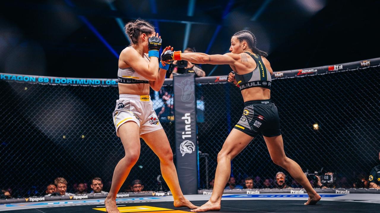 Frente a 27,000 espectadores: la luchadora de la jaula Alina
