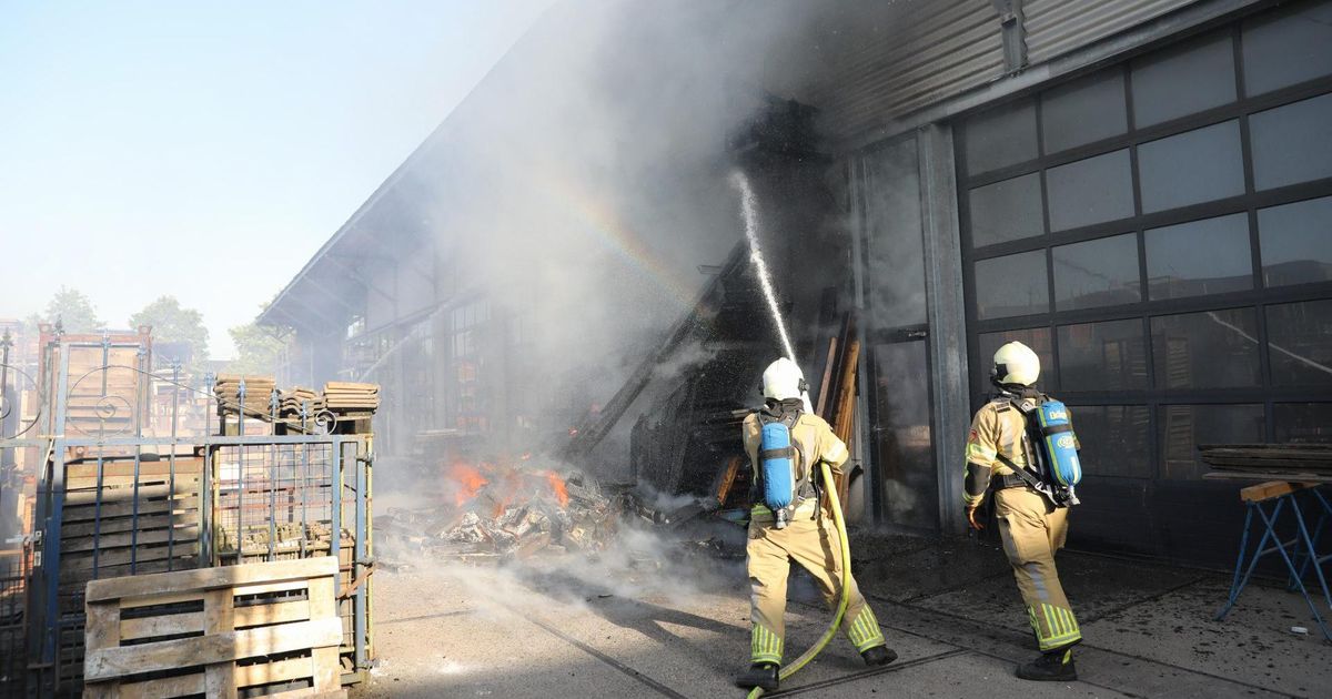 Fuego muy grande en el almacenamiento de paletas Eemnes bajo
