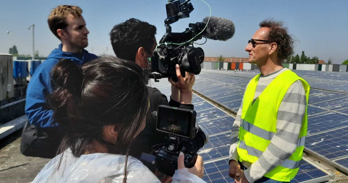 Fuera del meeuweam en Ostend: el equipo de televisión de