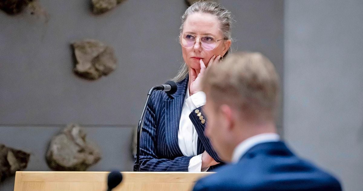 Fuerte colisión en el gabinete para el gasto de cuidado: