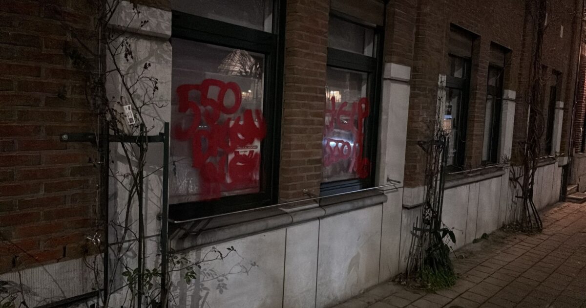 Graffiti en el ayuntamiento de Izegem cuesta treinta años 400