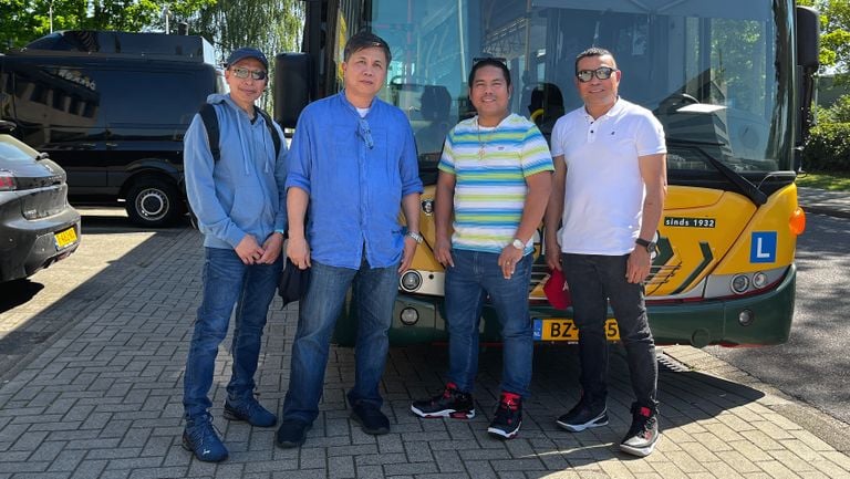 Estos conductores filipinos quieren trabajar en Brabant (Foto: Rogier Van Son).