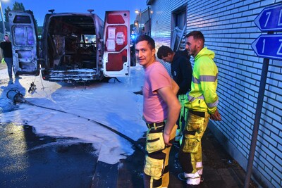 Gran furgoneta arde como una antorcha en Zwevezele, los trabajadores