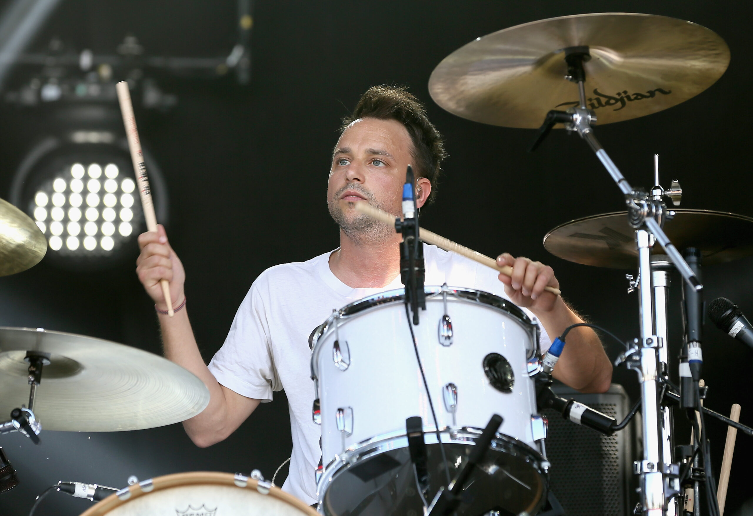 Guns N 'Roses presenta su nuevo baterista Isaac Carpenter Live