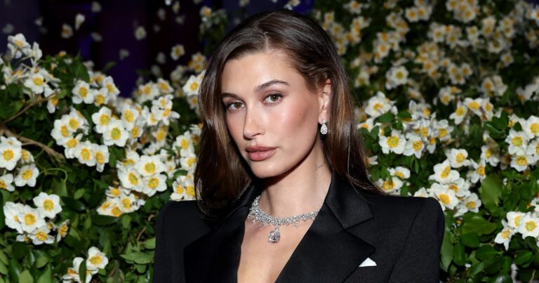 Hailey Bieber acaba de posar en topless en pantalones calientes