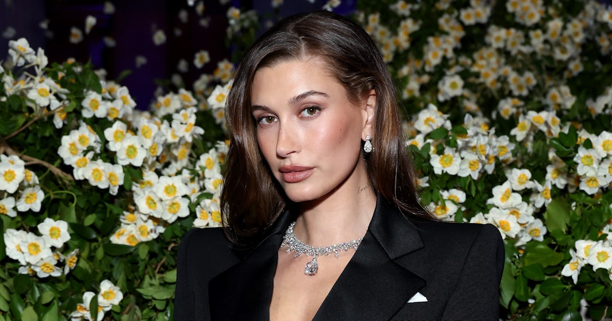 Hailey Bieber acaba de posar en topless en pantalones calientes